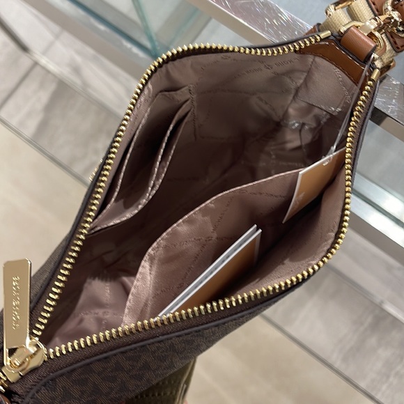 MICHAEL KORS
Jet Set Logo Crossbody Bag with Case for Apple Airpods Pro®
Brown - Picture 12 of 16